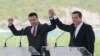 Premijer Grčke Aleksis Cipras i premijer Makedonije Zoran Zaev posle potpisivanja sporazuma. (Foto: AP/Yorgos Karahalis)