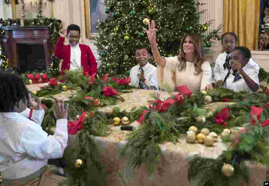 在白宫东厅,美国第一夫人梅拉妮亚·川普(Melania Trump)把一件圣诞节装饰品扔给一个儿童。白宫2017年度节日装饰以“悠久传统”为主题(2017年11月27日)。