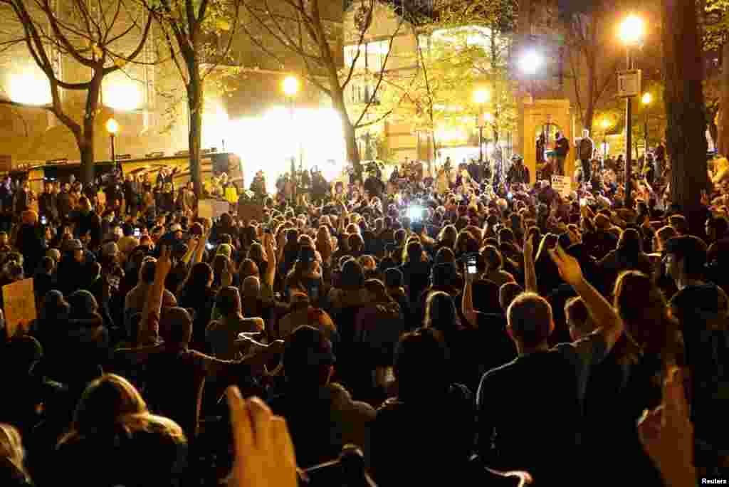 Manifestantes marcham num protesto anti Presidente-eleito Donald Trump em Portland, Oregon. Nov. 11, 2016.