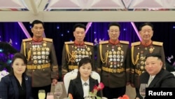 Kim Jong Un akiwa ameketi kulia pamoja na binti yake na mke wa wakati wa maadhinisho hayo.