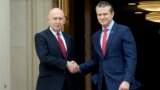 Министр обороны США Пит Хегсет (справа) приветствует своего британского коллегу Джона Хили (слева) в Пентагоне. 6 марта 2025 года. (AP Photo/Rod Lamkey, Jr.)
