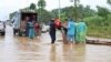 Nhân viên của Samaritan’s Purse tại Việt Nam trao vật phẩm cứu trợ cho người dân vùng lũ.