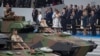Predsednik Tramp i prva dama Melanija Tramp sa francuskim predsednikom Makronom na vojnoj paradi na Dan Bastilje, 14. jula 2017. 