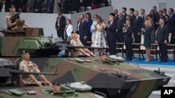 Predsednik Tramp i prva dama Melanija Tramp sa francuskim predsednikom Makronom na vojnoj paradi na Dan Bastilje, 14. jula 2017. 