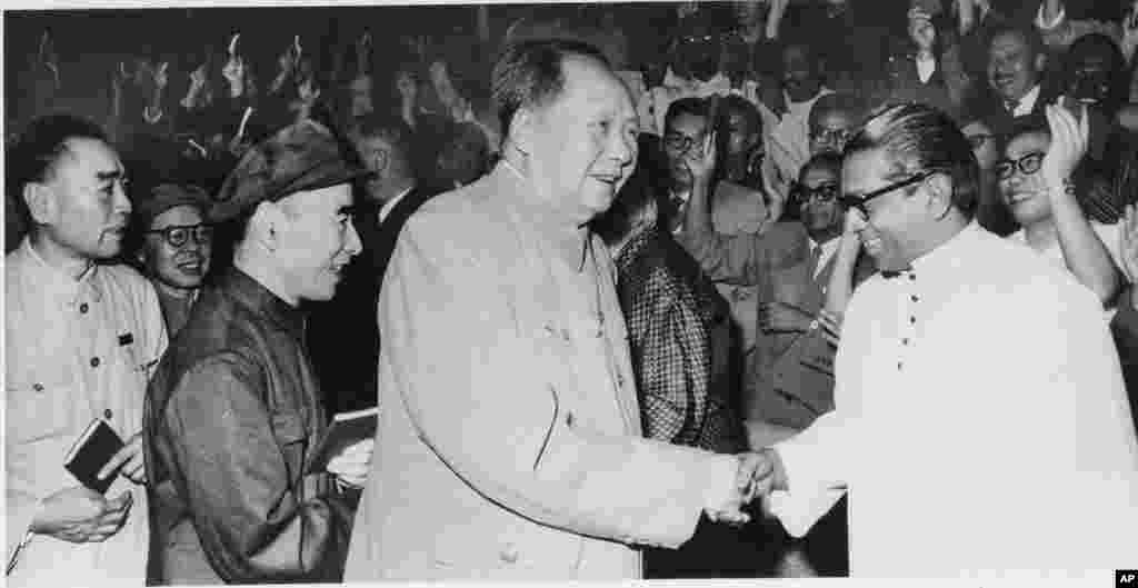 1967年6月9日,中共主席毛泽东和亚非作家组织的秘书长 R.D. Senanayake 握手,毛后面跟着林彪和周恩来。 1973年11月到12月, 毛为压制周恩来,对周同基辛格谈判中的表现横加指责,指示政治局开会批判周恩来对美外交的“右倾投降主义”。 前中共中央文献研究室的周恩来生平研究小组组长高文谦告诉美国之音:江青把这个问题说成是第十一次路线斗争,那就等于要打倒周了。周这个人就是这样,你让我检讨,我就检讨,毛也不想彻底整垮他。但毛又想敲打周。 