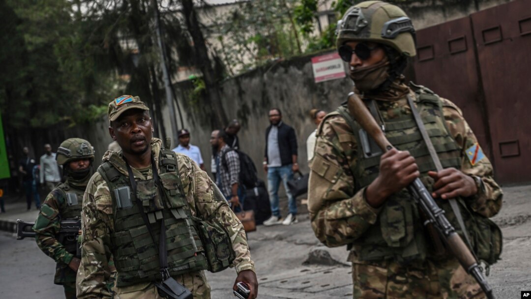 Molobeli ya basoda ya batomboki ba M23, major Willy Ngoma (C) na Goma, 29 sanza ya yambo 2025. (AP Photo/Moses Sawasawa)