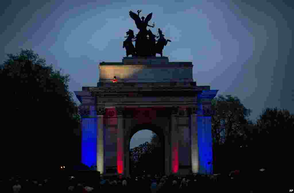 Seorang anggota militer Inggris memainkan terompet di atas Wellington Arch sebelum dimulainya mengheningkan cipta selama dua menit untuk menandai peringatan Hari Anzac ke-99 di Hyde Park Corner di London. 