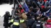 ARHIVA - Pristalice bivšeg predsednika Donalda Trampa probijaju policijski kordon, 6. januar 2021. godine (Foto: AP)