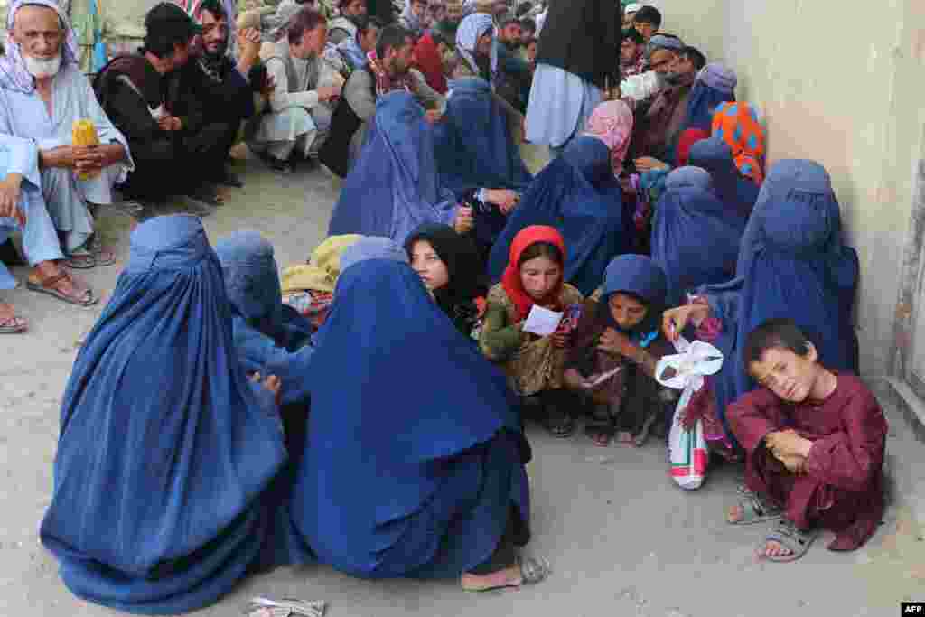 لە یەکەم ڕۆژی جەژنی قورباندا لە پارێزگای باداخشانی ئەفغانستان خەڵکی چاوەڕوانی گۆشتی خێر دەکەن 28ی شەشی 2023 