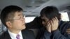 2012年5月2日，中國盲人律師陳光誠和美國駐華大使駱家輝乘車離開美國大使館前往醫院，陳光誠在車上打電話。