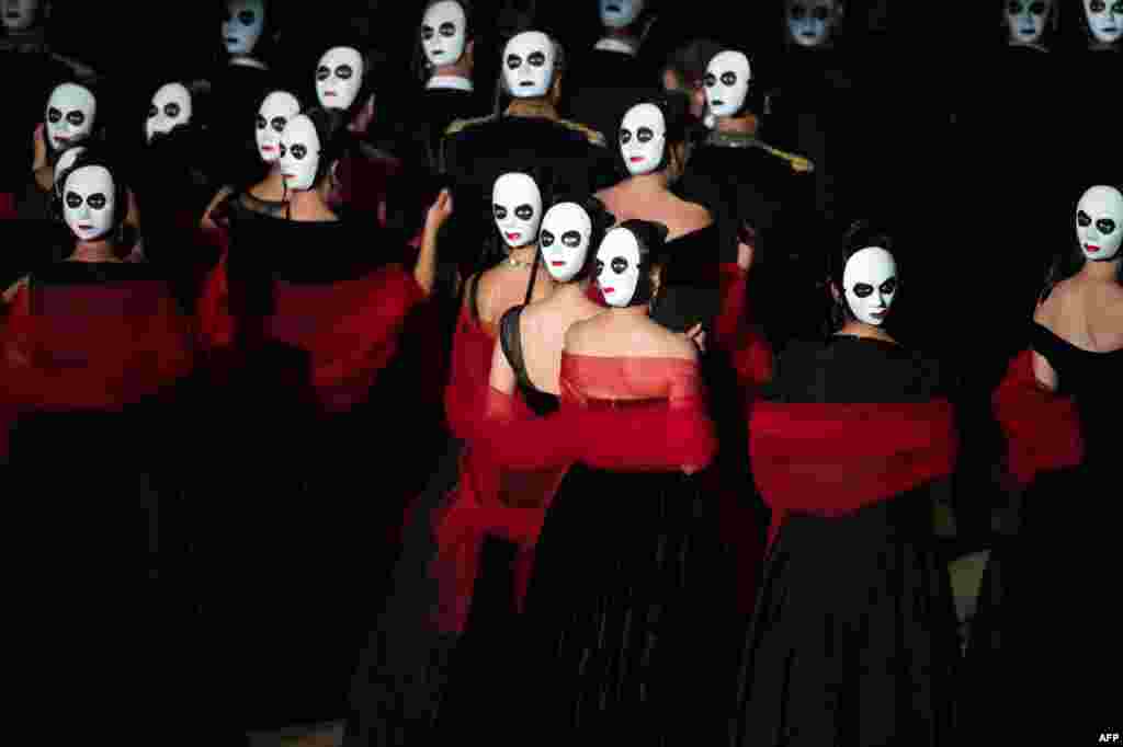 Para aktor memainkan opera &quot;La Traviata&quot; karya Giuseppe Verdi, dalam festival di Orange, Perancis selatan.