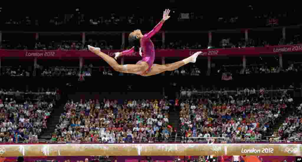 Vận động viên Gabrielle Douglas biểu diễn trên cầu thăng bằng trong cuộc tranh tài môn thể dục dụng cụ toàn năng, cá nhân nữ (AP Photo/Gregory Bull)