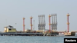 Un complejo de tuberías utilizadas para la exportación de petróleo crudo en un muelle que forma parte de la refinería de Ecopetrol, se ve en Cartagena, Colombia, el 12 de abril de 2024.