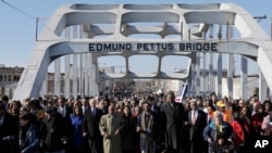 Joe Biden aungana na wanaharakati wa kutetea haki kwenye daraja ya Selma, wakati huo akiwa makamu wa rais.