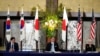 美國常務副國務卿謝爾曼(右)與韓國外交部第一次官崔鍾建(左)和日本副外相森健良在東京出席新聞發布會。(2021年7月21日)