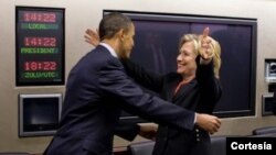 El portavoz de la Casa Blanca dijo que el presidente Obama y la ex secretaria de Estado Hillary Clinton disfrutan "poniéndose al día" de sus cosas cuando sus agendas se lo permiten.