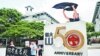 香港嶺南大學學生在校園內抗議親中強硬派立法會議員何君堯 (蘋果日報圖片)