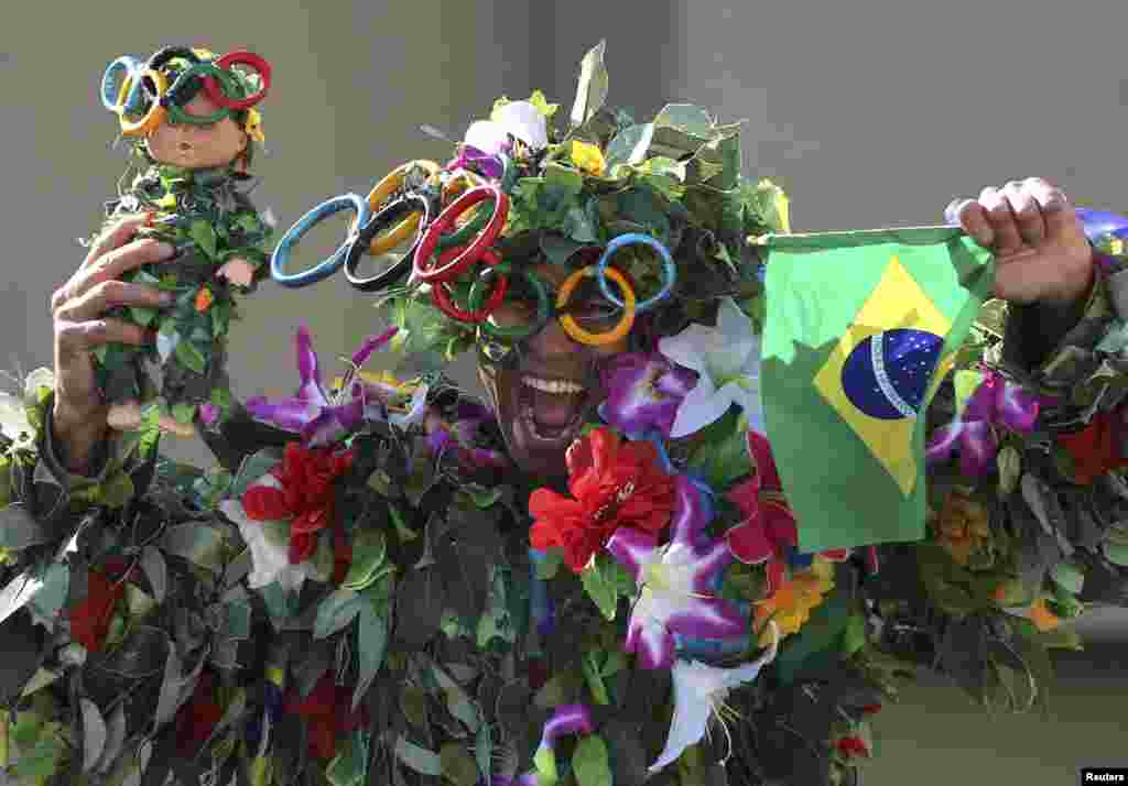 A spectator watches the race the women's marathon in Rio de Janeiro, Brazil.
