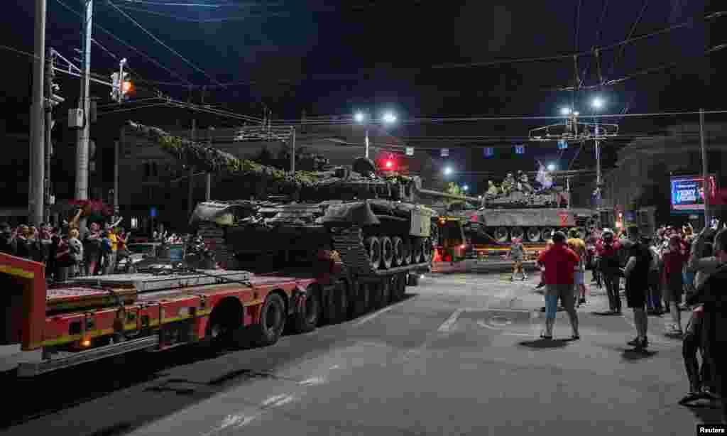 Fighters of Wagner private mercenary group pull out of the headquarters of the Southern Military District to return to base, in the city of Rostov-on-Don, Russia, June 24, 2023. 