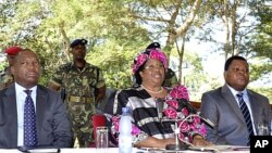 Tân Tổng thống Malawi Joyce Banda (giữa)