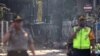 La police devant une des églises attaquées dimanche à Surabaya, Indonésie, le 13 mai 2018. 