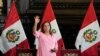 La presidenta de Perú, Dina Boluarte, saluda cuando llega para asistir a una conferencia de prensa en el Palacio de Gobierno en Lima, Perú, el viernes 5 de abril de 2024. (Foto AP/Martín Mejía)