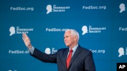 Бывший вице-президент Майк Пенс выступает на конференции Общества федералистов в Вашингтоне, 25 апреля 2023 года (Фото AP/Алекс Брэндон)