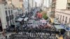 La policía bloquea una protesta contra el gobierno en reclamo por la escasez de alimentos en los comedores sociales en Buenos Aires, Argentina, el jueves 6 de junio de 2024. 
