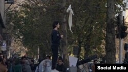 اعتراض یک زن به حجاب اجباری در تظاهرات مشهد