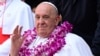 Giáo Hoàng Francis đeo vòng hoa khi ngài đến dự buổi đối thoại liên tôn với giới trẻ tại Catholic Junior College, Singapore, 13 tháng Chín, 2024.