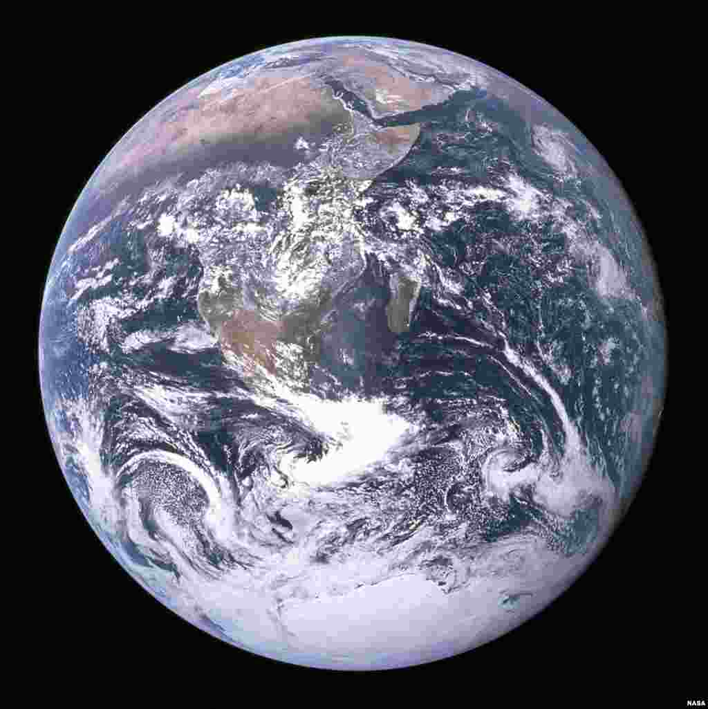 The Blue Marble, 7 декабря 1972 Один из наиболее известных снимков нашей планеты, The Blue Marble («Голубой шарик»), был сделан экипажем космического корабля «Аполлон-17». При этом неизвестно, кто именно из членов экипажа сделал культовый снимок: НАСА решило не подчеркивать значимость кого-либо из астронавтов миссии. Это один из первых снимков, на котором окружность Земли видна полностью, с четко различимыми границами островов и континентов. При этом чаще всего мы видим перевернутую фотографию: на оригинальном снимке Африка, Мадагаскар и Аравийский полуостров располагались вверх ногами. 📸: NASA