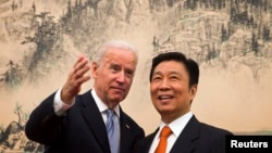 2013年12月5日，美國副總統拜登和中國國家副主席李源潮在北京釣魚台國賓館共進午餐前友好交談。