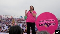 ARCHIVO - La candidata opositora presidencial Xóchitl Gálvez habla ante sus simpatizantes en acto de apertura de su campaña en Irapuato, México, el 1 de marzo de 2024. 