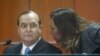 En esta fotografía de archivo del 30 de junio de 2008, Vladimiro Montesinos escucha a su abogada Estela Valdivia mientras testifica en el juicio del ex presidente de Perú Alberto Fujimori en Lima, Perú.