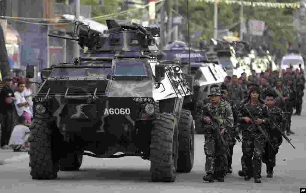 Quân đội chính phủ Philippines tiến vào Zamboanga, ngày 10/9/2013.
