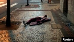 Indivíduo sem casa dorme ao relento em Belo Horizonte