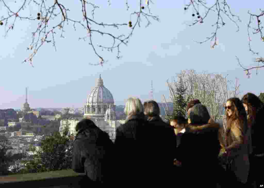 Giáo dân chờ đợi ở Rome để xem trực thăng đưa Ðức Giáo hoàng Benedict XVI đến nơi nghỉ dưỡng ở Castel Gandolfo, ngày 28/2/2013.
