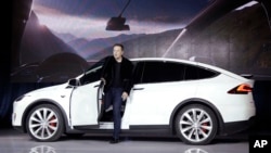 Elon Musk, PDG de Tesla Motors Inc., présente la voiture Model X au siège de la société à Fremont, le 29 septembre 2015. (AP Photo/Marcio Jose Sanchez, File)