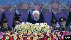 یک ماهیگیر در قایق خود در هنگام غروب خورشید، در سواحل بالی اندونزی