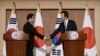 윤병세 한국 외교부 장관(오른쪽)과 기시다 후미오 일본 외무상이 지난달 28일 한국 외교부에서 공동기자회견을 가진 후 악수하고 있다.