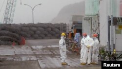 Nhân viên ở nhà máy Fukushima đang chật vật để ngăn không cho nước nhiễm phóng xạ trong hồ chứa ngầm dưới đất chảy ra biển. 