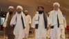 FPejabat Taliban berjalan di lobi hotel selama pembicaraan di Doha, Qatar, 12 Agustus 2021. Krisis HAM dan kemanusiaan di Afghanistan, di mana kelaparan mengancam jutaan orang, akan menjadi fokus perundingan yang dimulai Minggu (22/1) di Oslo. (Foto: AFP)