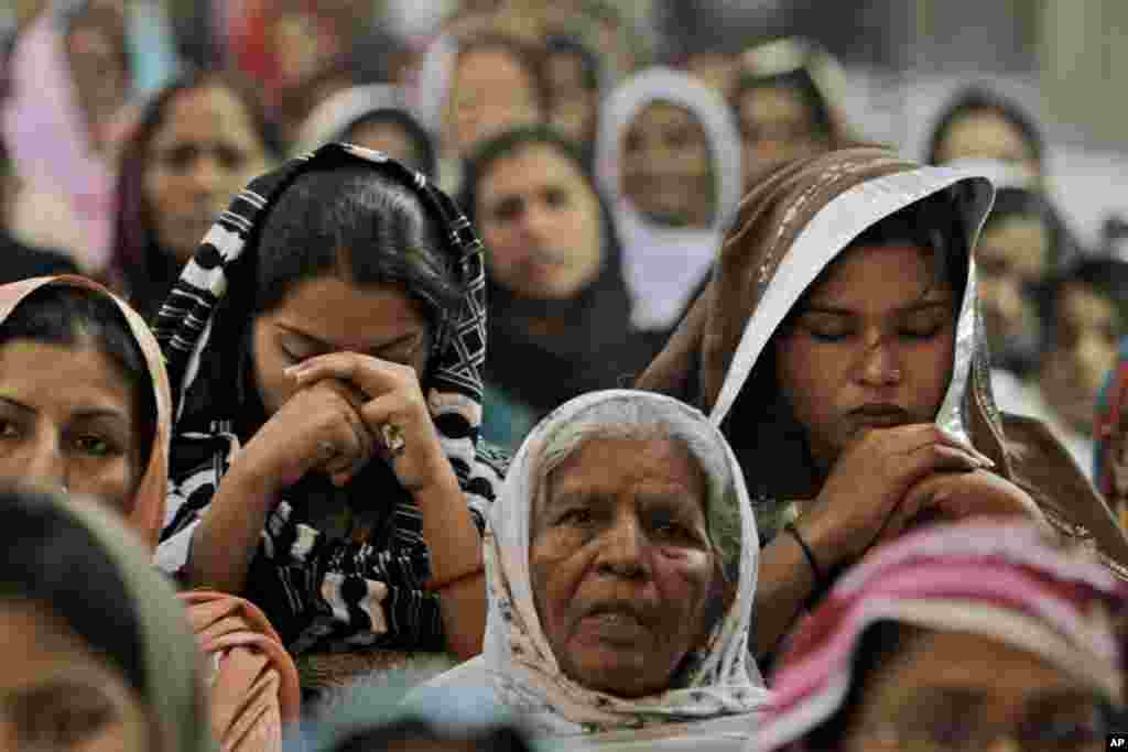 Người Thiên chúa giáo ở Pakistan cầu nguyện cho Malala Yousufzai sớm bình phục tại nhà thờ Sacred Heart ở Lahore, Pakistan, ngày 14 tháng 10, 2012.