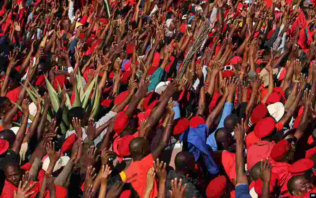 Para pendukung partai Economic Freedom Fighters' (EFF) melakukan unjuk rasa terhadap kantor media pemerintah SABC di Johannesburg, Afrika Selatan yang menolak menyiarkan acara kampanye partai mereka.