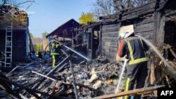 Пожарные борются с последствиями российской бомбардировки. Киевская область, 26 августа 2024 г.