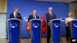 Европскиот предлог кој го добивме, преку широк консултативен процес го препознавме како најдобро можно решение кое од повеќе аспекти ги почитува и задржува црвените линии, а во исто време дава конечно почеток на преговори, изјави Ковачевски. 