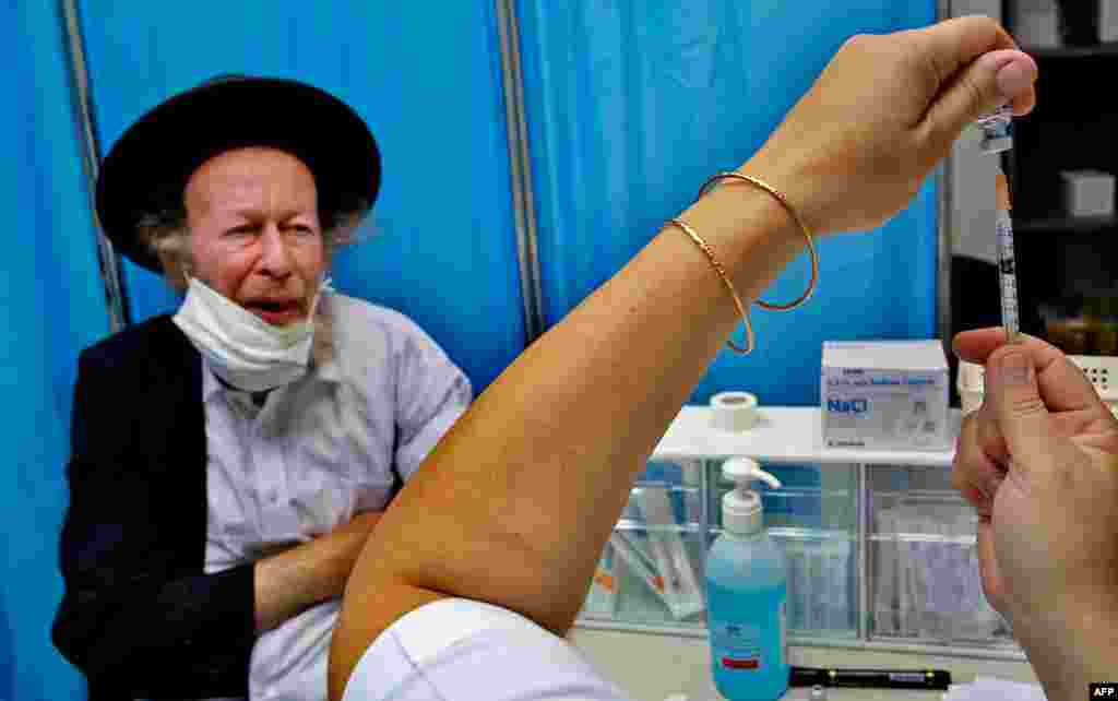 Un jud&#237;o ultra-ortodoxo asiste a un centro de vacunaci&#243;n en Bnei Brak, cerca de Tel Aviv, Israel, el lunes 21 de diciembre de 2020. [AFP]