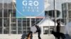 이탈리아 로마 경찰이 수색견들과 함께 27일 주요 20개국(G20) 정상회의 개최 시설 주변을 살피고 있다.