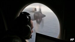 Las autoridades que investigan la desaparición del avión han recomendado que los equipos de búsqueda vayan más al norte, pero el gobierno australiano ya ha rechazado la idea.