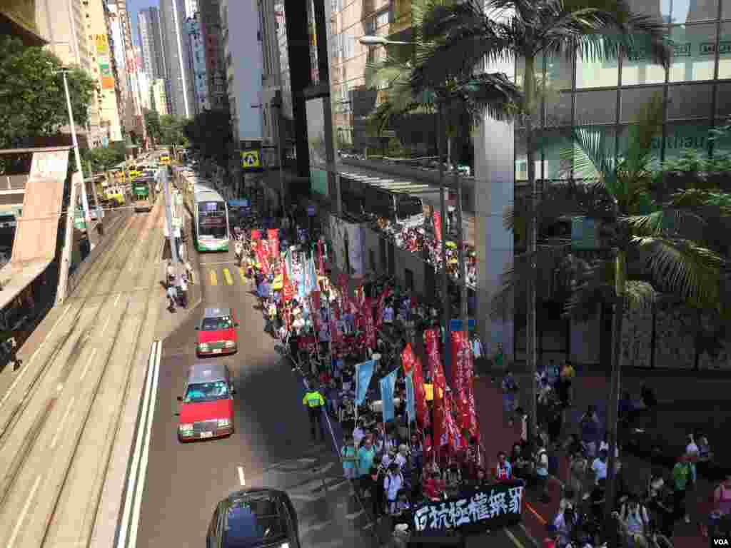 香港社民连等多个政党和团体，周日下午发起从湾仔至中环终审法院的大游行，声援被上诉庭加刑重判的闯立法会案13位抗争者及闯公民广场案双学三子
